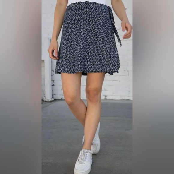 Brandy Melville Genevieve Navy Floral Wrap Skirt - Picture 1 of 6